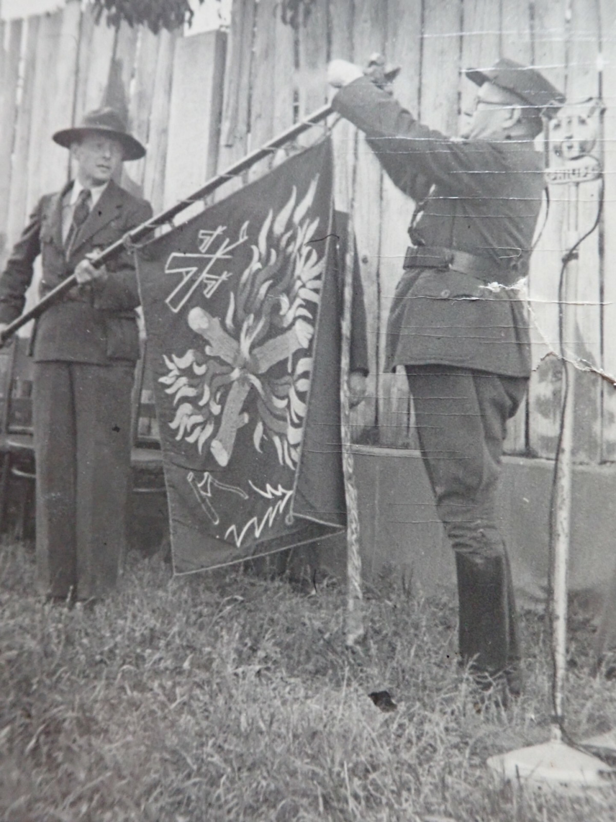 Velikou skautkou slavností bylo v roce 1946 opětovné předání stuh k vlajce našeho střediska. Stuhy věnovaly Jednota čsl. Obce legionářské, odbočka Svazu čsl. Důstojníků a Národní garda