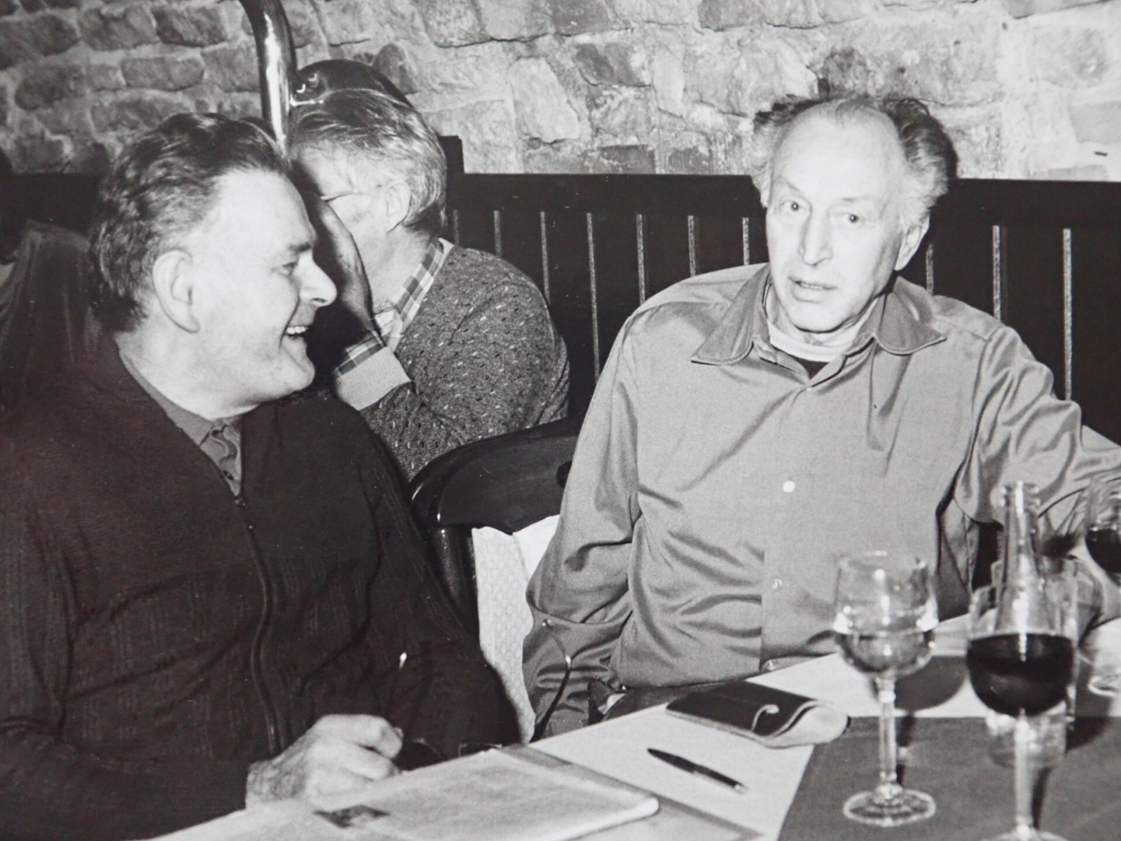 První schůzka skautů za účelem obnovení činnosti Junáka ve Dvoře Králové se konala 7. 12. 1989 ve Staré radnici